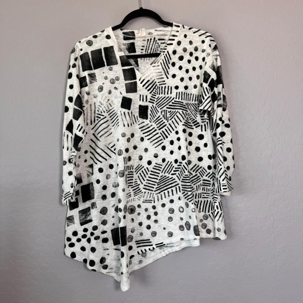 Et'Lois Medium Tunic Top White Black 3/4 Sleeve Abstract Geometric Asymmetrical